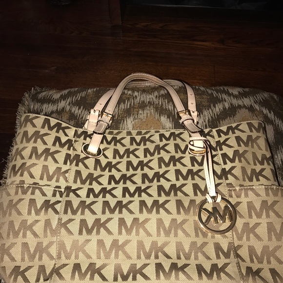 Micheal kors purse - Picture 1 of 5